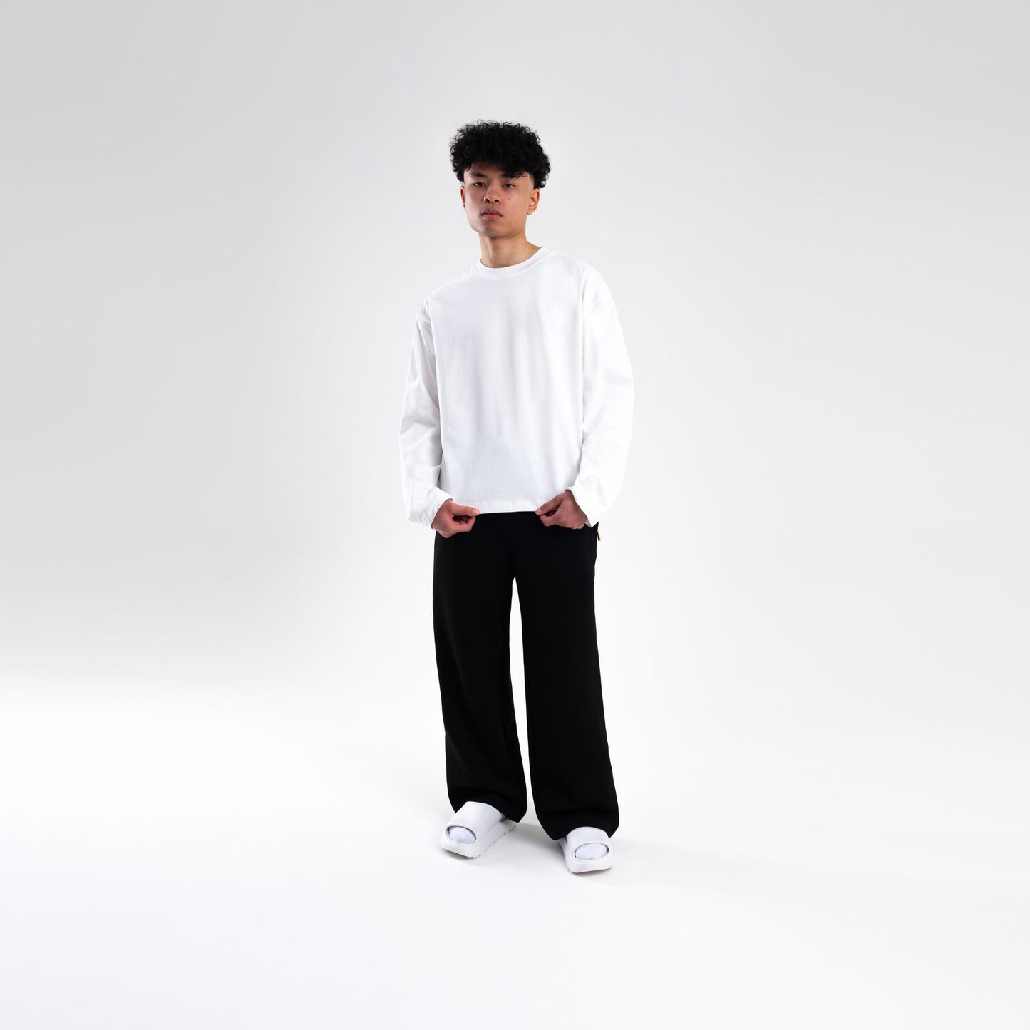 WHITE LONGSLEEVE BOXY HEAVYWEIGHT T-SHIRT